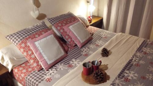 SersL'Arcouli的一张带红色和白色枕头的床