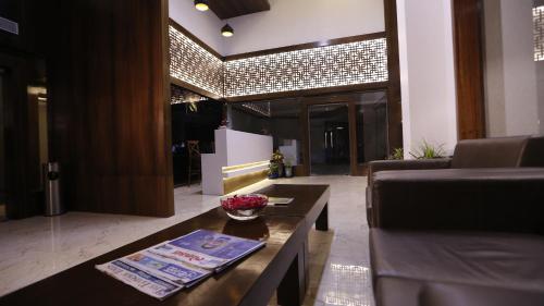 舍地Jivanta Shirdi的客厅配有沙发和桌子