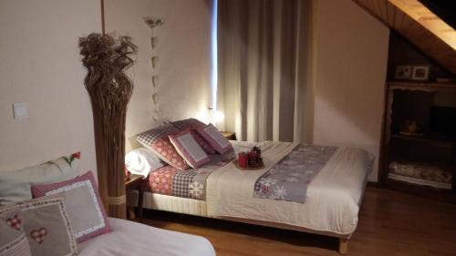 SersL'Arcouli的一间卧室配有两张带枕头的床。