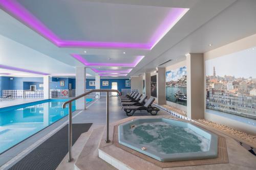 波尔图波尔图中心维拉家乐酒店的一座大楼内带热水浴池的游泳池