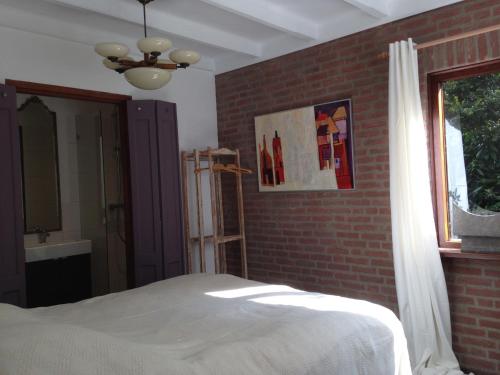 赫鲁斯贝克霍非亚住宿加早餐旅馆的一间卧室设有一张床和砖墙