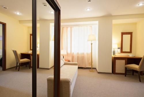 向日葵公园酒店客房内的一张或多张床位
