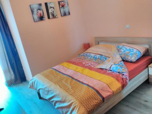 多布拉沃达Apartment Sea Space的一间卧室配有一张带彩色毯子的床