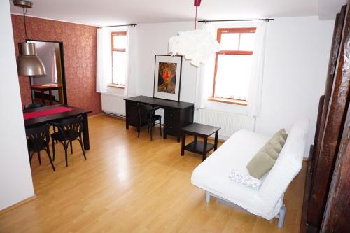 耶塞尼克Apartmá v Rodném domě Vincenze Priessnitze v centru lázní的客厅配有白色的沙发和桌子
