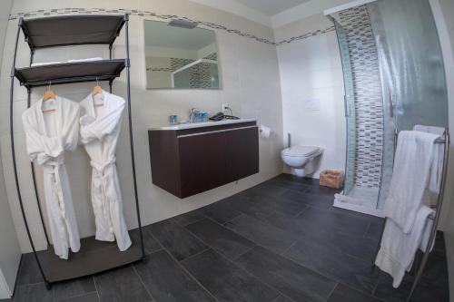 卡迪马里奥阿尔彭特酒店的带淋浴、盥洗盆和卫生间的浴室