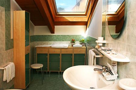 特尔尼毕左妮居住酒店的一间带水槽和镜子的浴室