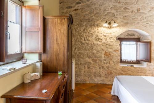 圣克罗切卡梅里纳拉姆拉乡村旅游公寓酒店的一间厨房,内设一张桌子和一张床