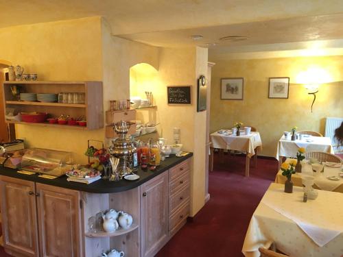 施韦青根噶尼奔驰别墅酒店的一间带柜台的厨房和一间带桌子的用餐室