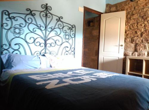 CastilsabásEl Pajar的一间卧室配有一张带黑白色床罩的床。