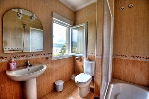 菲尼斯特雷米兰达芬达泰拉旅馆的一间带水槽、卫生间和镜子的浴室