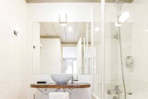 巴黎科尔纳蒙帕纳斯酒店的一间带水槽和淋浴的浴室