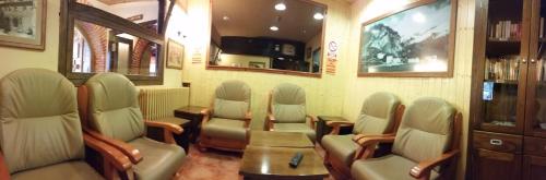伊斯卡日拉撒拉奥酒店的一辆火车车,车上摆放着椅子和桌子