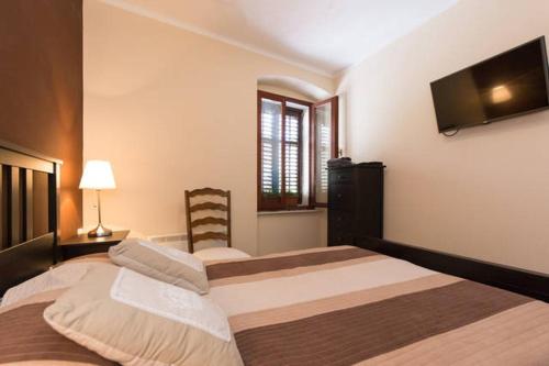 里耶卡Hostel Kvarner的一间卧室配有两张床和一台平面电视