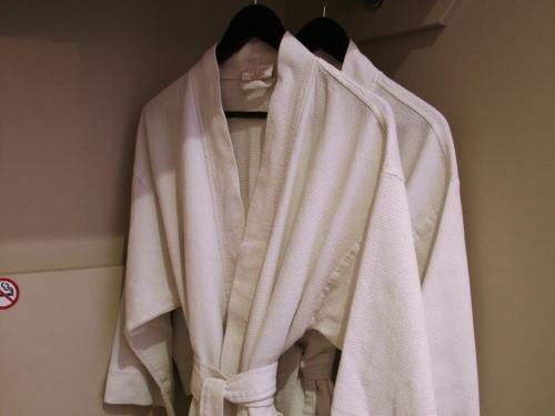 纽卡斯尔朝克棕榈精品住宿加早餐旅馆的挂在架子上的一组白色毛巾
