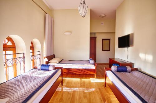 RaczkiCentrum Obsługi Turysty Kordegarda的客房设有两张床和一台平面电视。