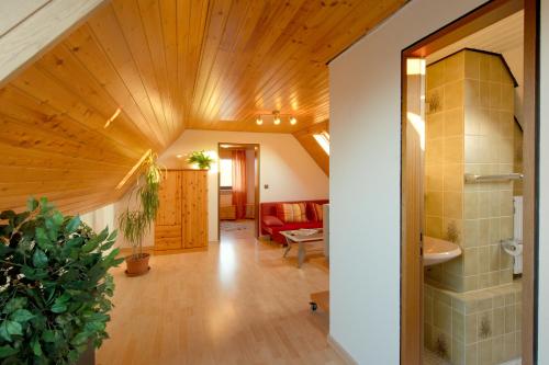 美茵河畔哈瑙哈瑙城市酒店的阁楼走廊设有木制天花板