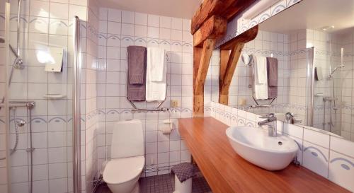 卡尔马克拉丽奥帕克哈塞特连锁酒店的白色的浴室设有水槽和卫生间。