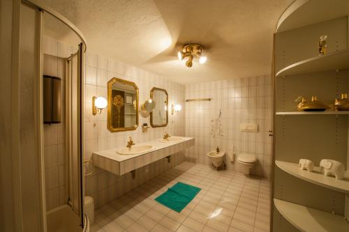 埃尔瓦尔德Appartements Al Castagno的一间带水槽、卫生间和镜子的浴室