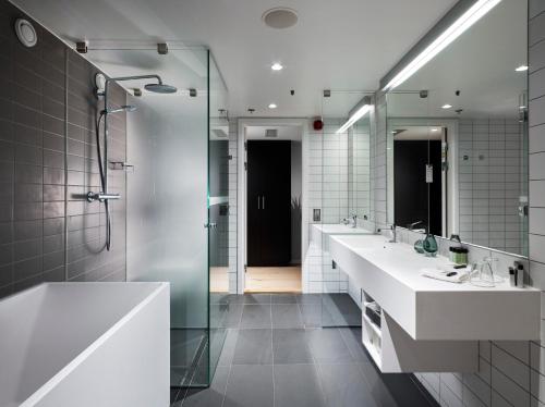 哥德堡Gothia Towers & Upper House的浴室设有2个盥洗盆、淋浴和镜子。
