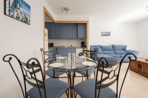 塔里法Apartamento Castillejos的一间设有玻璃桌和椅子的用餐室