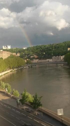 里昂可奥皮迪拉克斯若公寓的一座城市的河上空的彩虹