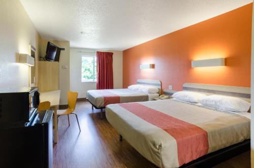 布里斯托尔6号布里斯都汽车旅馆的酒店客房设有两张床和一台平面电视。
