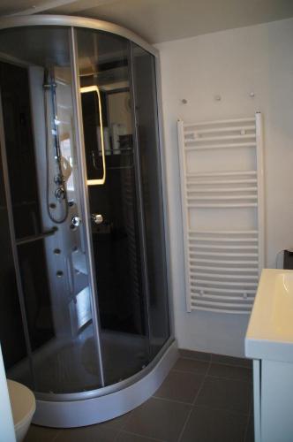 Malling奥胡斯湾的珍珠度假屋的带淋浴的浴室和玻璃门