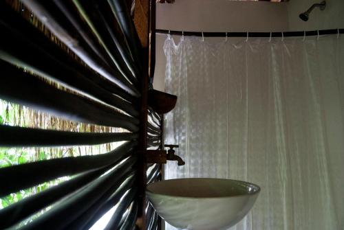 GuachacaPlaya Pikua Ecolodge的一间带水槽和窗户的浴室