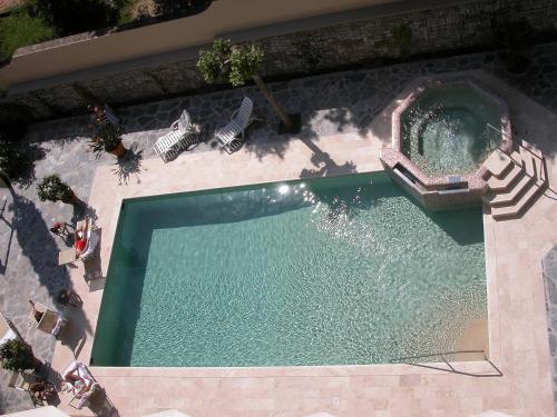 蒙特卡蒂尼泰尔梅托雷塔酒店的享有带2把草坪椅的游泳池的顶部景致