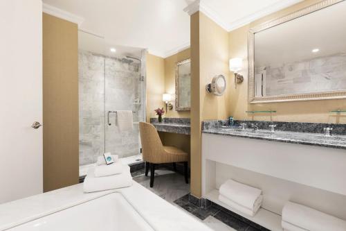 波士顿海港酒店的一间浴室