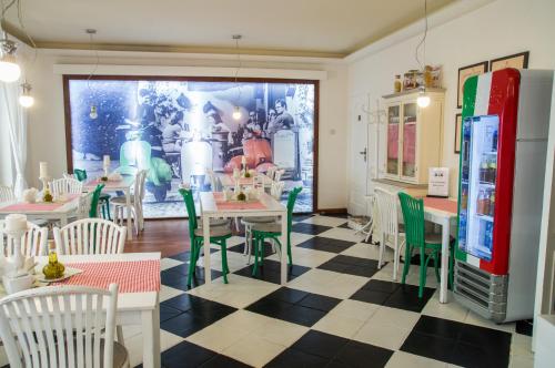 米科瓦伊基贝拉意大利别墅的餐厅设有格子地板和桌椅