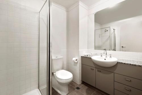 墨尔本奎斯特摩尼山谷公寓酒店的白色的浴室设有卫生间和水槽。