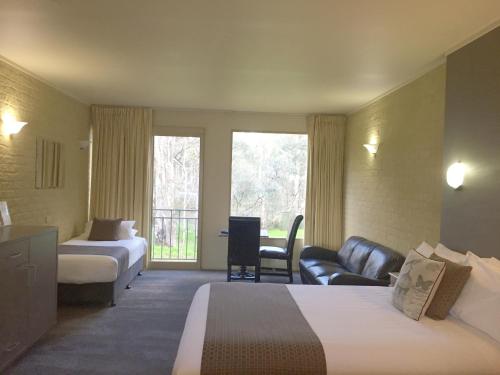 莫阿马Madison Spa Motel - Adults Only的酒店客房,设有两张床和一张沙发