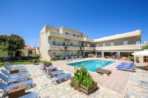 古瓦伊Despina Apts by Estia的大型酒店,设有游泳池和躺椅