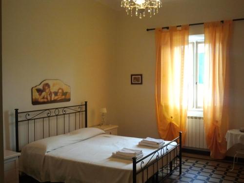 佛罗伦萨塔贝纳克罗住宿加早餐旅馆的一间卧室配有一张带吊灯和窗户的床。