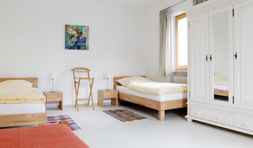 诺伊舍瑙Ferienwohnung Zum Bäckersepp的一间卧室设有两张床和窗户。
