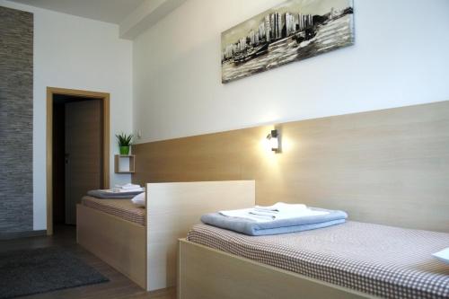奥西耶克Rooms Fitea的一间客房内配有两张床的房间