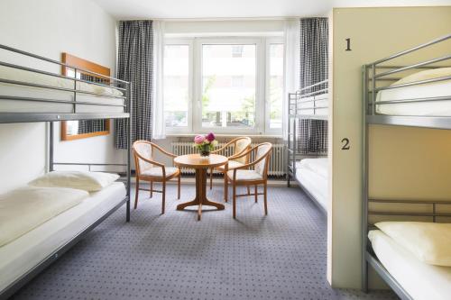 汉堡机场旅舍的客房设有桌椅和双层床。