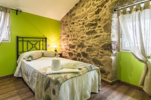 帕拉斯德丽Casa Carla的一间卧室配有一张石墙床