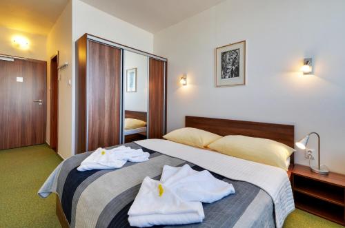 利普托斯基米库拉斯克拉尔酒店的酒店客房,配有带毛巾的床