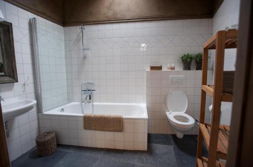 艾斯登布勒斯特霍尔克酒店的带浴缸、卫生间和盥洗盆的浴室