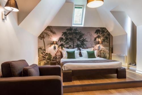 Plonéour-Lanvern德坎佩尔的求姆普尔庄园酒店的一间卧室配有一张特大号床和一张沙发