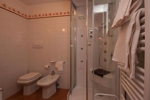 Isola d'Arbia维斯塔乡村别墅的一间带卫生间和淋浴的浴室