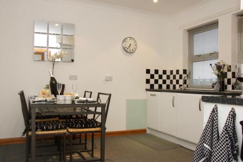 巴姆博格针尾鸭班堡公寓的厨房配有桌子和墙上的时钟