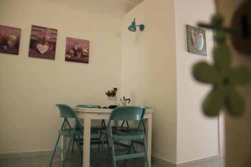 塔兰托Casa Vacanze Stella Maris的一张桌子和两张椅子