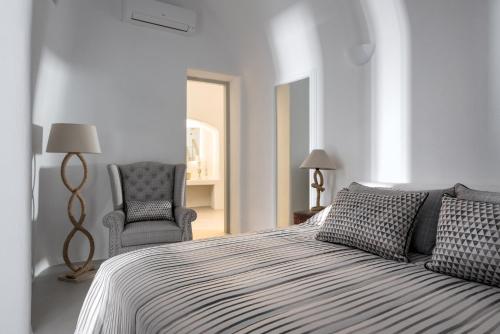 皮尔戈斯感官度假屋 - 感官收集的白色卧室配有床和椅子