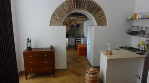 泰拉奇纳Torrione San Lorenzo I的一间位于客房中间的带拱门的厨房