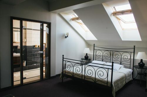 库尔迪加库尔迪加斯新都的一间卧室设有一张黑色的床和一个窗户。