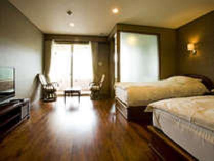 白滨鲁安冬白滨酒店的一间卧室设有两张床,铺有木地板