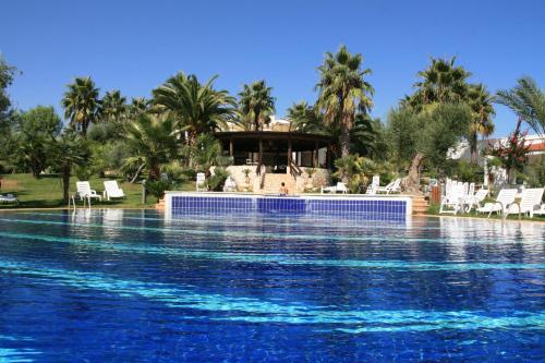 奥斯图尼西塔比安卡乡村度假酒店的一个带凉亭的度假胜地的游泳池